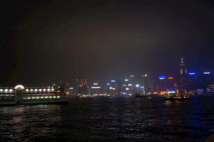 城市夜景下的璀璨水岸