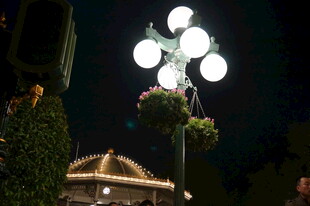 夜晚庭院中的复古多球路灯