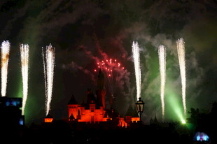 夜空中绚烂的烟花灯光秀