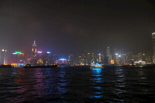 香港璀璨夜景映照海面