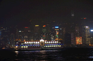 香港夜景中的璀璨渡轮