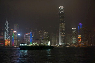 香港夜景中的海上船只