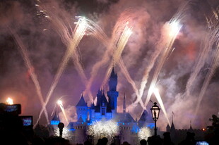 迪士尼城堡烟花绚丽绽放
