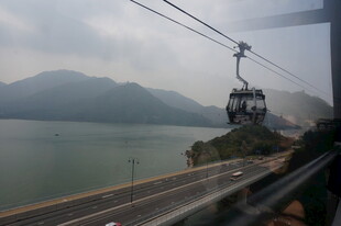 缆车穿梭于山水间