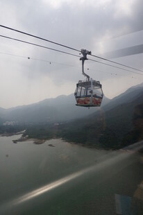 缆车穿梭于山水之间