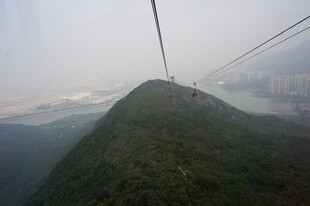 山间云雾中的高空缆车