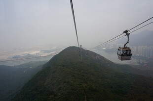 山间缆车穿梭于云雾之中