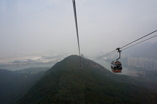 山间缆车穿梭于云雾之中