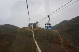 山间缆车穿梭于云雾之中