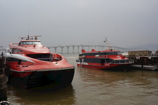 港口停靠的两艘鲜艳船只