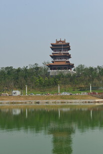 湖畔古塔倒影美景