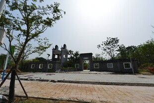 古老牌坊立于开阔场地