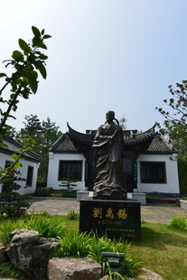 关羽雕像 古朴庭院景致