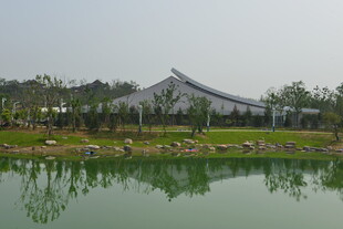 湖畔中式建筑风景如画