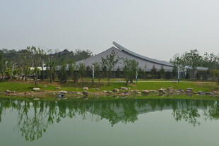 湖畔景致 远处建筑相映成趣