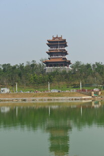 湖畔古楼倒影美景