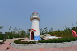 海边白色灯塔景观