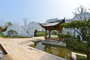 中式园林景观中的雅致凉亭