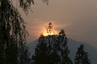 夕阳下山间的塔影