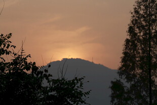 夕阳下的山林剪影