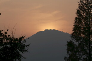 日落时分的山峦景色