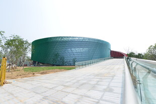 户外大型绿色圆柱形建筑