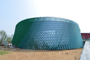 独特绿色波纹状建筑外观