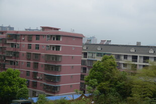 粉色多层建筑与周边环境