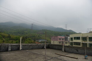 屋顶视角下的山景与建筑