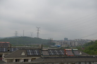 城市屋顶与远处山峦景观