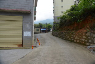 狭窄巷道与周边建筑景观