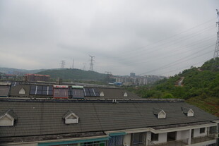 城市屋顶风光与远山