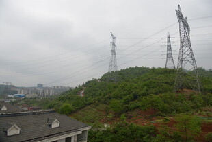 山间矗立的高压输电铁塔