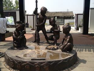 儿童嬉戏雕塑展现纯真童趣