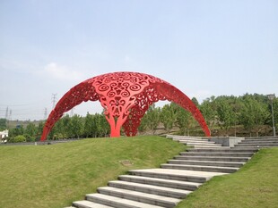 红色镂空拱形景观建筑