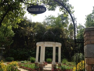 花园中的拱形门与凉亭