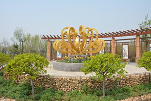 金色雕塑装点园林景观