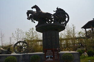 骏马雕塑立于户外景观