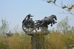 古代战车雕塑 尽显历史韵味