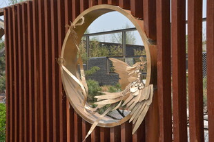 圆形装饰镜中的自然景致