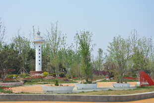 公园景观中的白色灯塔
