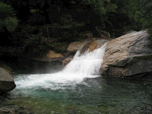 山间溪流瀑布美景