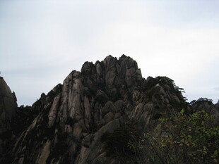 巍峨嶙峋的壮观山峰