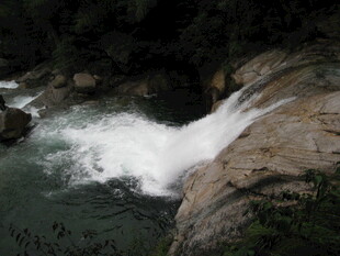 山间瀑布水流湍急