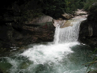 山间瀑布流水潺潺