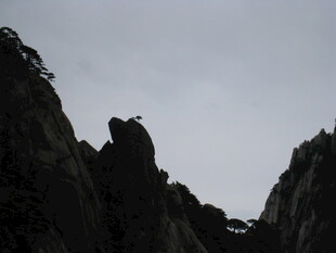 云雾中巍峨的峻峭山峰