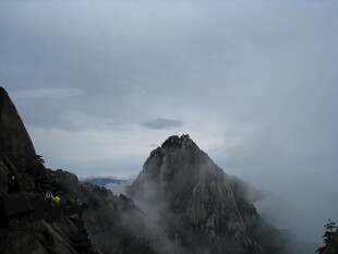 云雾缭绕的巍峨山峰