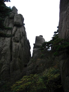 巍峨奇峰 山间绿意点缀