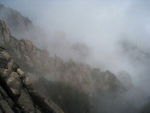 云雾缭绕的险峻山峰