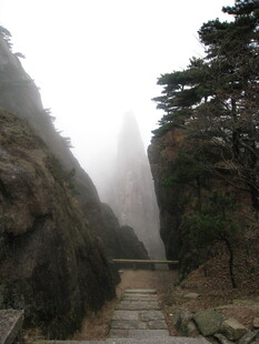 云雾缭绕的山间石阶